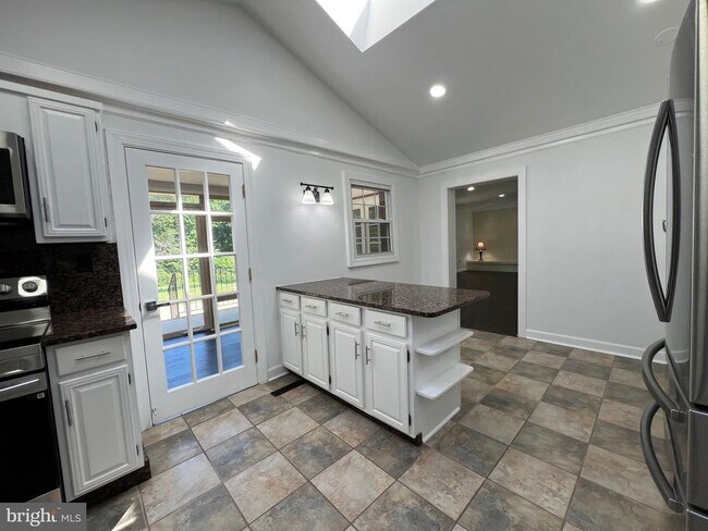 Foto del edificio - 9872 Red Hill Rd