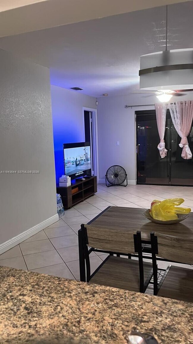 Foto del edificio - 940 NW 104th Ave