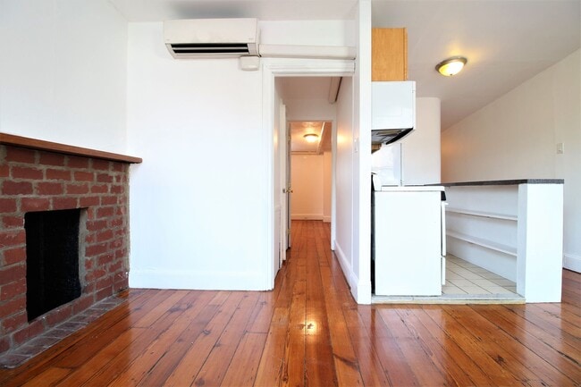 Building Photo - Charming 1 BR w/ Great Natural Light!*Avai...