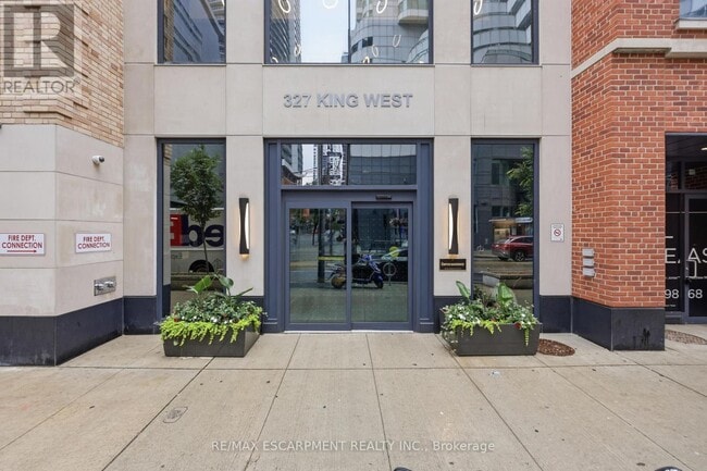 Building Photo - 327 King St W