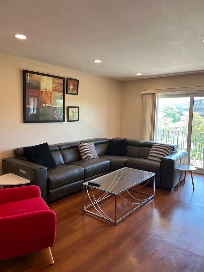 Foto del edificio - 828 Oakton St