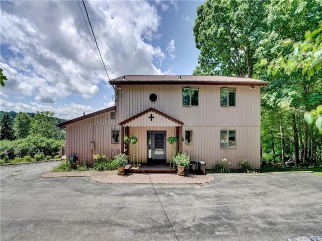 Primary Photo - 15 Hawk Nest Rd