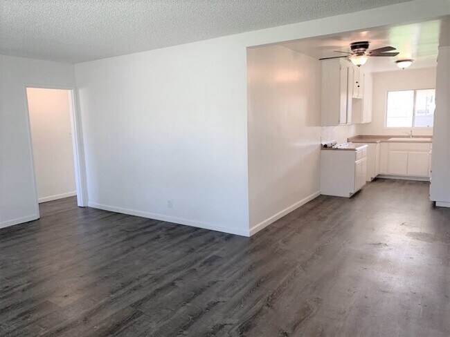 Building Photo - 418 S Sunset Ave