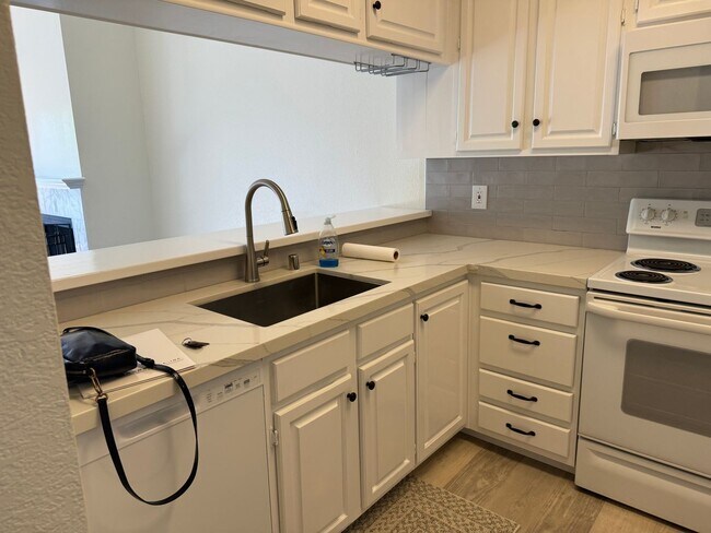 Building Photo - Lovely San Mateo Condo!