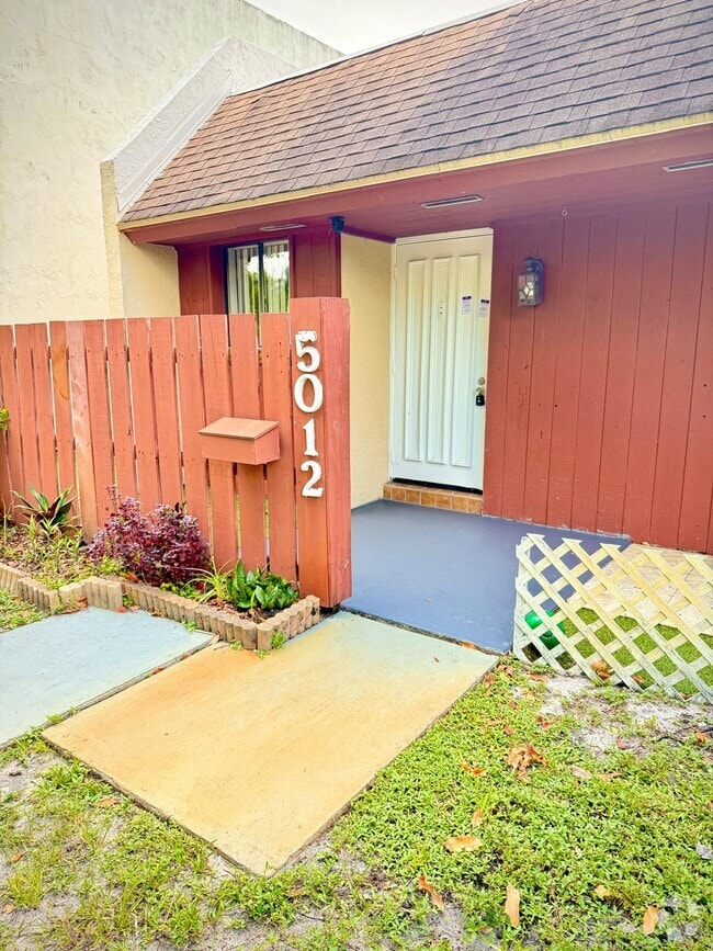 Building Photo - 5012 SW 40th Ave