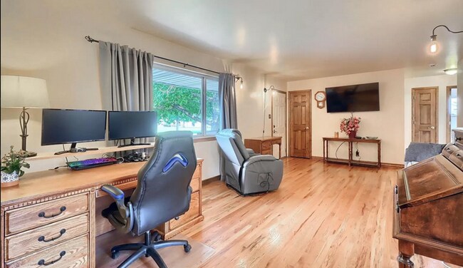 Building Photo - Huge room in a large shared home, private bathroom, great neighborhood, friendly roommates!