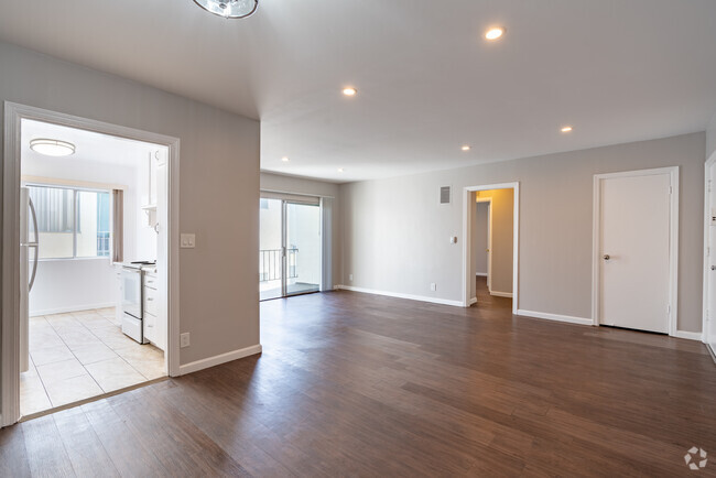 Interior Photo - TARZANA 6170