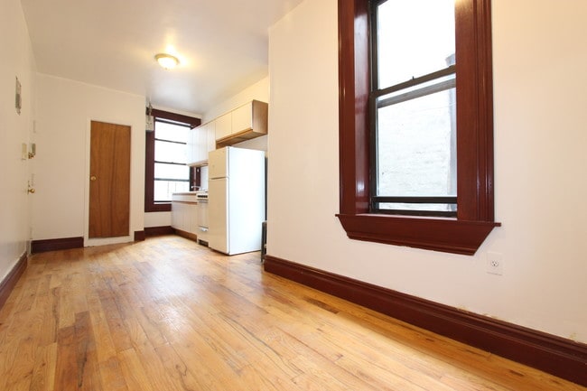 Building Photo - 142 W 109th St