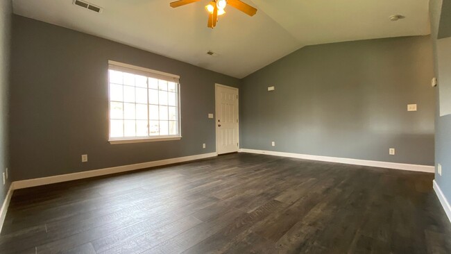 Building Photo - Updated 2 Bedroom, 2 Bathroom Duplex, Clos...