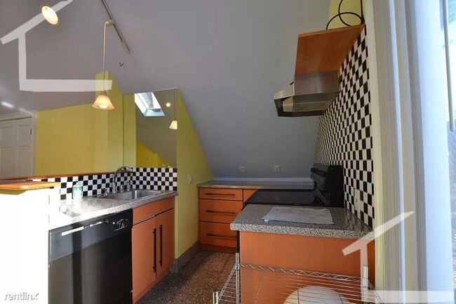 Building Photo - Huge 3 bed with free laundry!