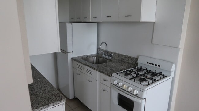 Building Photo - 1209 W Sherwin Ave