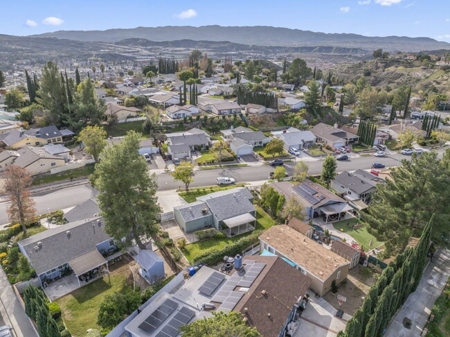 Foto del edificio - "Charming 2-Bed, 2-Bath Gem with RV Access in Santa Clarita!"