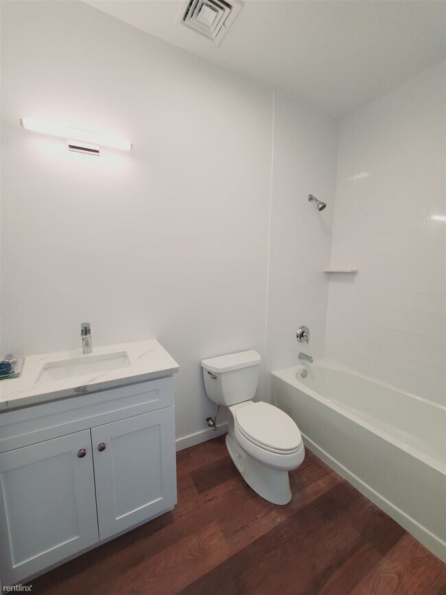 Foto del edificio - 1 br, 1 bath Condo - 916 Hope St Unit 1