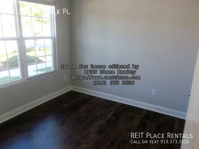 Building Photo - 4 Bed Townhome w/ Downstairs Bed, close to...