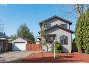 Building Photo - 6121 NE Hassalo St