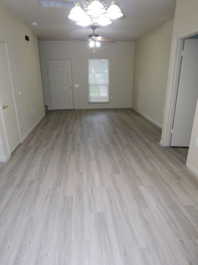 Building Photo - 1811MAPLE