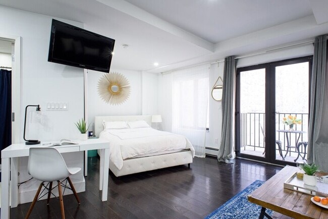 Building Photo - 809-4B  Studio Balcony W/D Prime location
