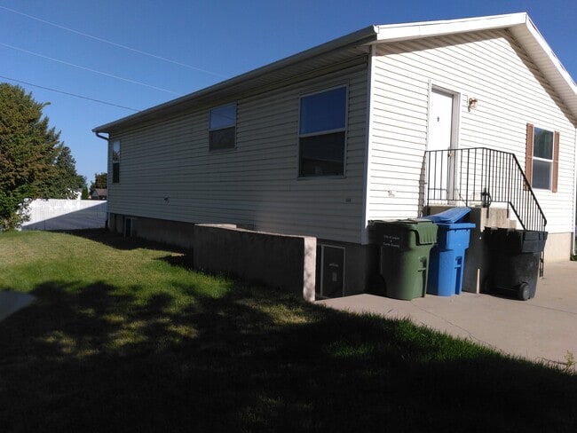 Building Photo - 446 240 N