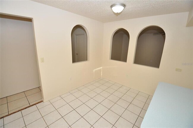 Building Photo - 830 Cinnamon Dr E