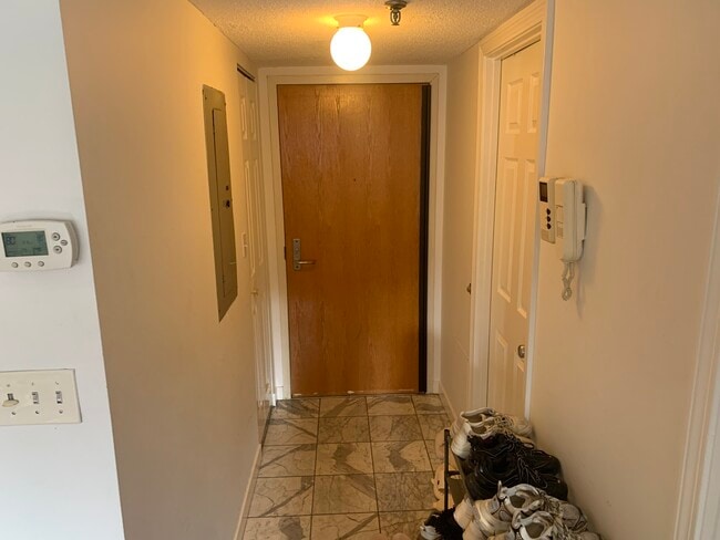 Building Photo - 147 Kelton St