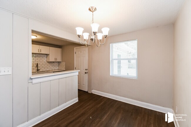 Building Photo - 5235 Rosselle St