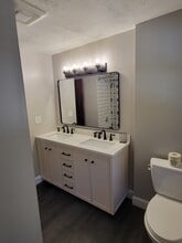 Building Photo - 8 Pine Tree Dr