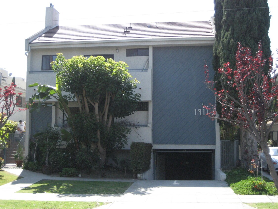 Primary Photo - 1911 Overland Ave