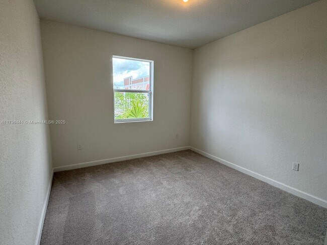 Foto del edificio - 18402 SW 2nd St