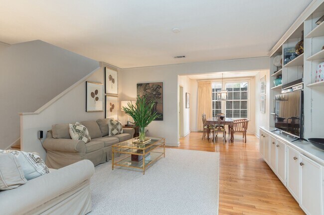 Foto del edificio - 2 Bedroom In the Garden District Fully Fur...