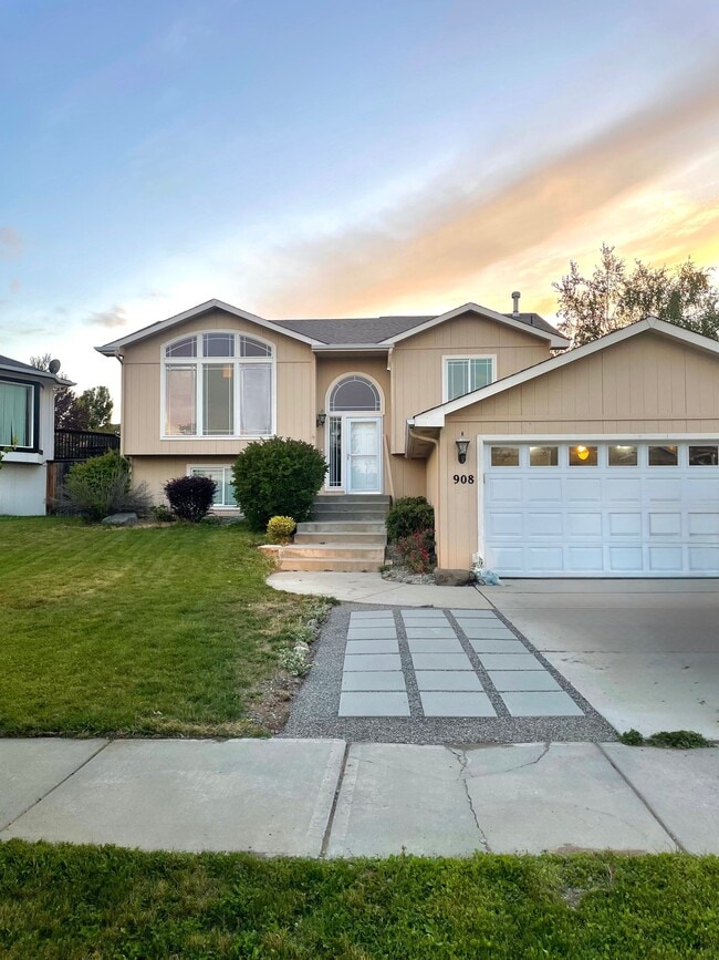 Building Photo - 908 S Salish Ct