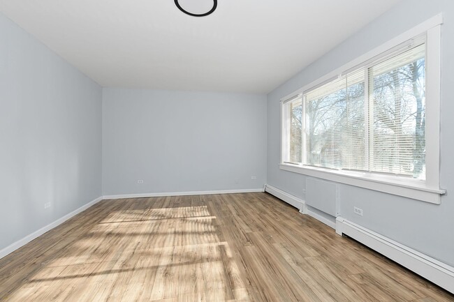 Interior Photo - 9017-25 S Cottage Grove