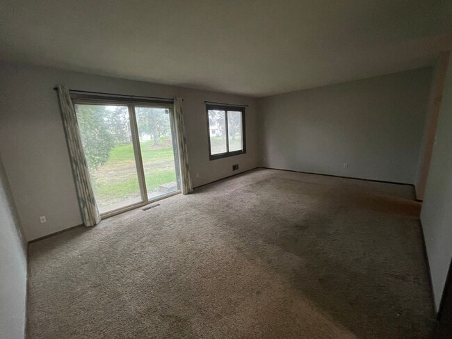 Building Photo - Spacious 3 BR / 2 BA Townhouse w/ Walkout ...
