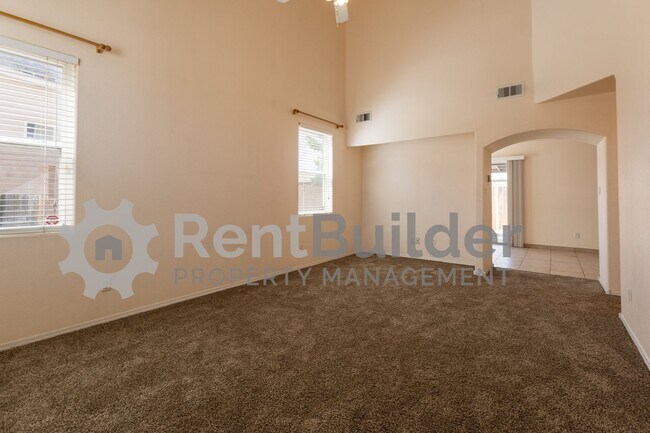 Foto del edificio - LEASE PENDING APPLY AT YOUR OWN DISCRETION