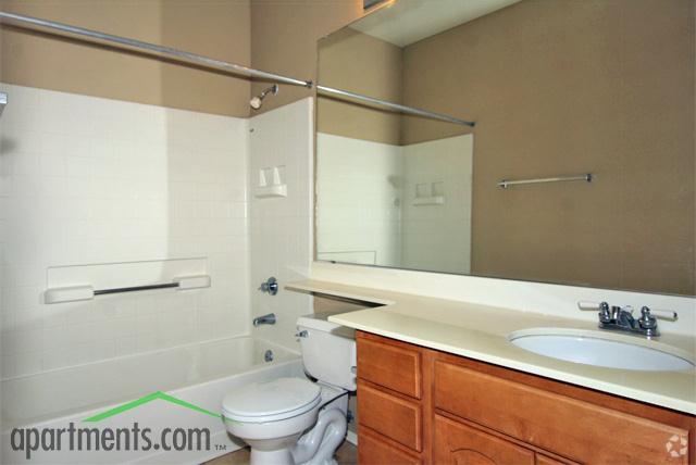 Baño - Frank's on Shea