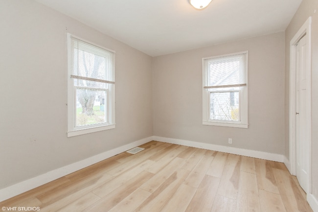 Building Photo - 2510 Lakeshore Dr
