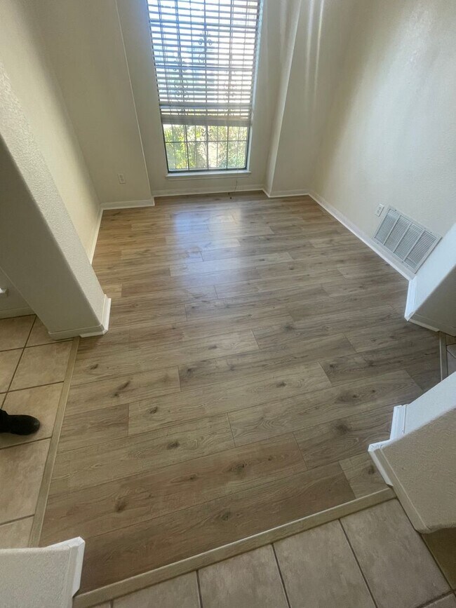 Foto del edificio - Super Cute Corner Lot House Ready to be called your HOME.