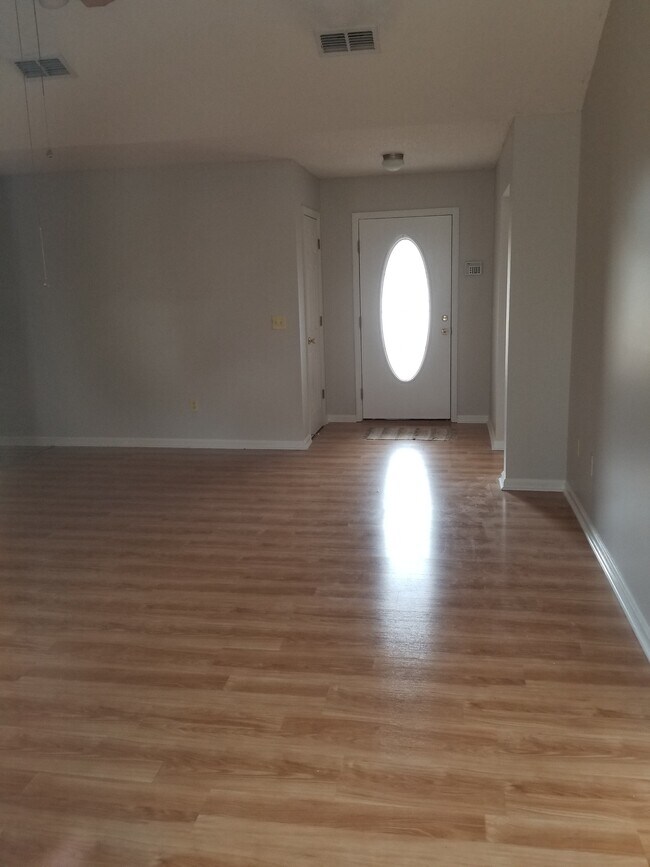 Building Photo - 504 Bedford Ct