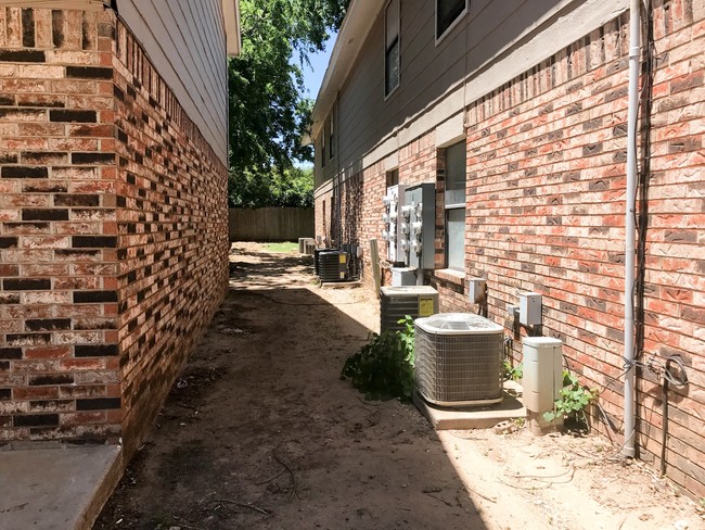Building Photo - 3509 N Nesbitt Ave