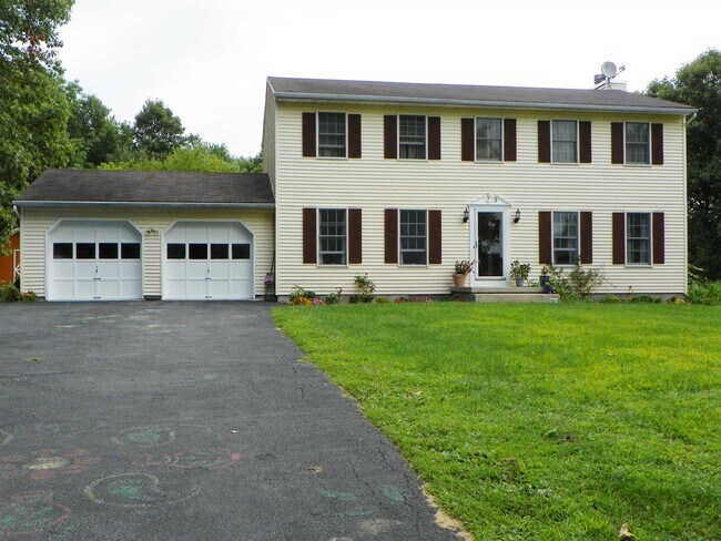 Building Photo - 10 Farm View Rd