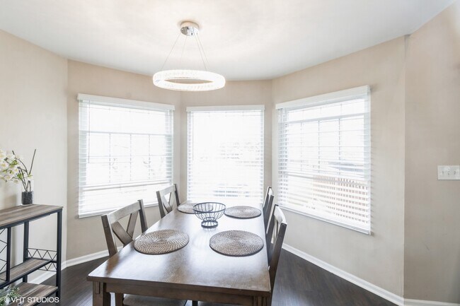 Foto del edificio - 420 Ascot Ln