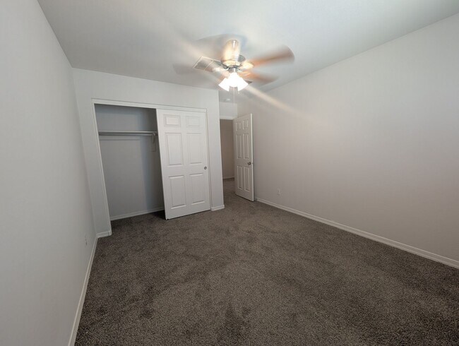 Building Photo - 3 Bedroom, 2.5 Bathroom Riverbend Home
