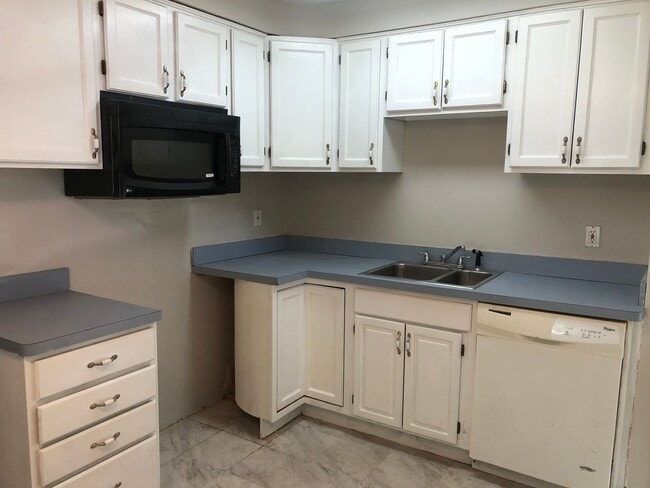 Building Photo - 2-BED, 1 BATH BEAUTIFUL SINGLE- FAMILY HOME IN MAPLE HEIGHTS!