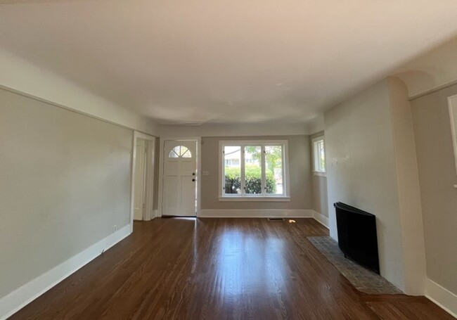 Foto del edificio - Madison Park Gem: Charming One-Story Home ...