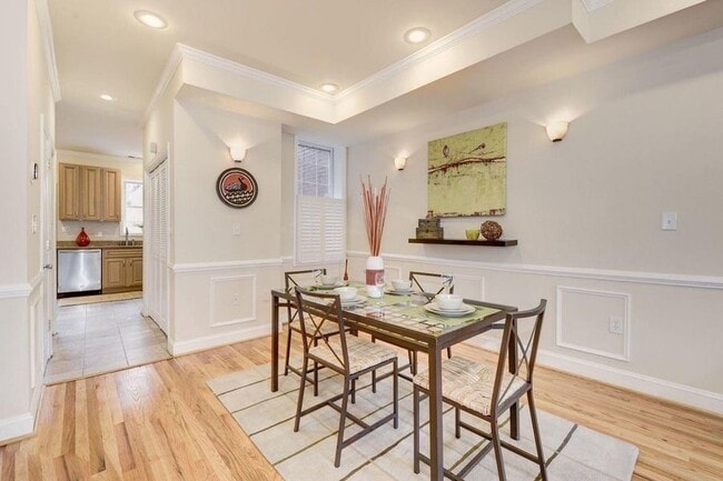 Building Photo - Beautiful 3 Bedroom Rowhome Located Betwee...