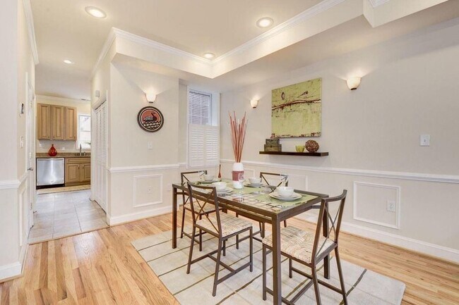 Foto del edificio - Beautiful 3 Bedroom Rowhome Located Betwee...