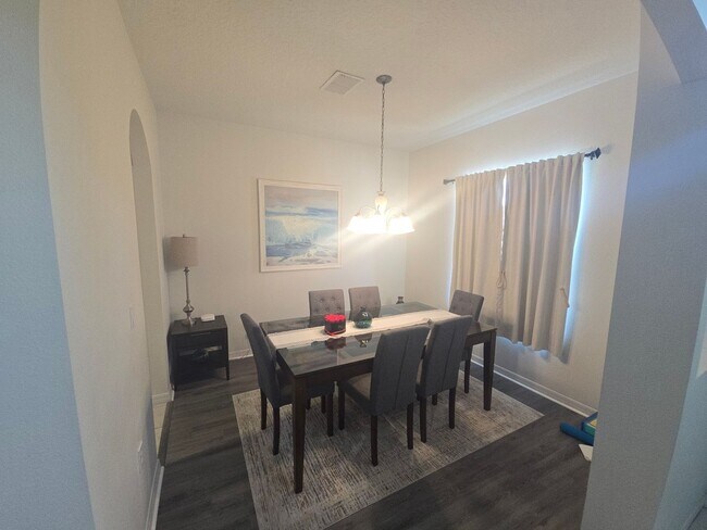 Building Photo - Fully furnished 5 bedroom 4.5 bath home wi...
