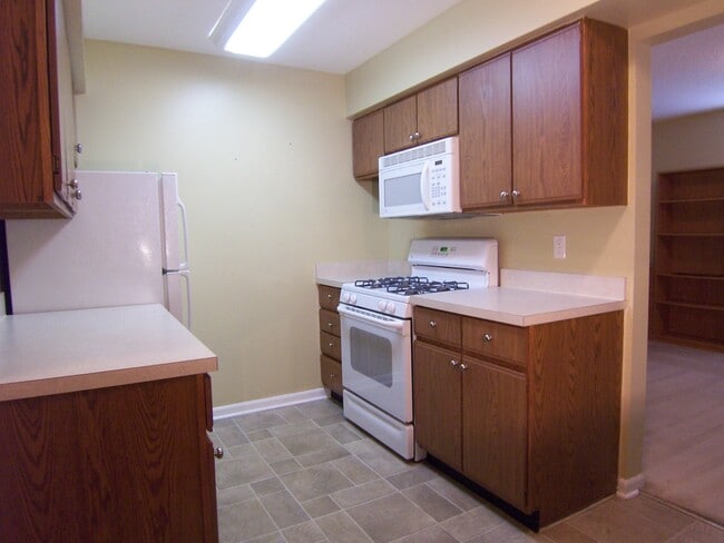 Kitchen - 125 Fieldcrest St