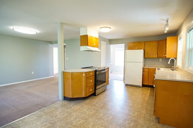 Building Photo - Delightful Rare Gem in SE Portland with Modern Amenities!