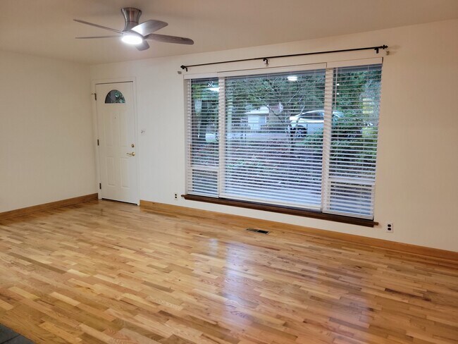 Sala de estar con relucientes pisos de madera. - 13344 23rd Pl NE