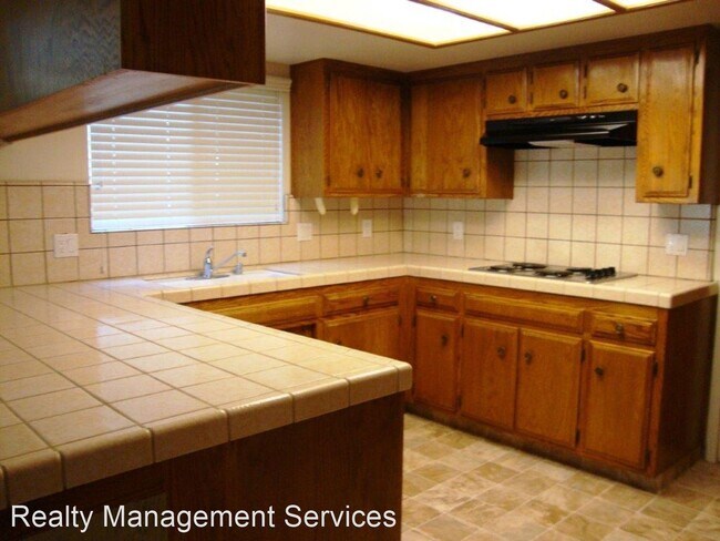 Building Photo - 2 br, 2 bath House - 2700 Barrington #E